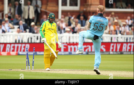 Australia Usman Khawaja è colpiti dall'Inghilterra del Ben Stokes durante l'ICC Cricket World Cup group stage corrispondono a Lord's, Londra. Foto Stock