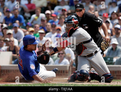 Louis Cardinals catcher Yadier Molina (4) perde il tag su Chicago Cubs catcher Henry Blanco (24) nel secondo inning a Wrigley Field a Chicago, il 30 luglio 2006. Il Cubs ha spazzato via le quattro serie di gioco con un 6-3 win. (UPI foto/Mark Cowan) Foto Stock