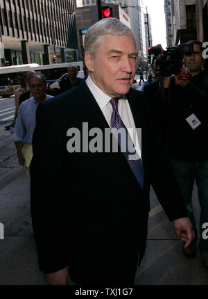 Ex Hollinger Amministratore Delegato Internazionale Conrad Black lascia il tribunale federale dopo la supplica non colpevole di un evasione fiscale carica in Chicago il 8 settembre 2006. Nero supplicato innocenti nel dicembre a tariffe che egli bilked denaro da una media company ha guidato da sorvegliare sotto il prezzo di vendita di partecipazioni per un'altra società che ha co-proprietà. (UPI foto/Brian Kersey) Foto Stock