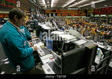 Gli operatori lavorano in Eurodollar box presso il Chicago Mercantile exchange (CME) in Chicago il 17 ottobre 2006. La CME, il più grande del mondo di futures exchange, ha annunciato oggi che acquisterà il suo rivale, il Chicago Board of Trade, per 8 miliardi di dollari. (UPI foto/Brian Kersey) Foto Stock