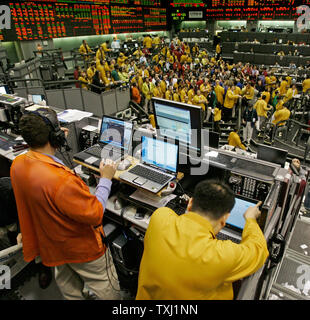 Gli operatori lavorano in Eurodollar box presso il Chicago Mercantile exchange (CME) in Chicago il 17 ottobre 2006. La CME, il più grande del mondo di futures exchange, ha annunciato oggi che acquisterà il suo rivale, il Chicago Board of Trade, per 8 miliardi di dollari. (UPI foto/Brian Kersey) Foto Stock