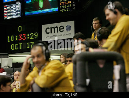 Gli operatori lavorano in Eurodollar box presso il Chicago Mercantile exchange (CME) in Chicago il 17 ottobre 2006. La CME, il più grande del mondo di futures exchange, ha annunciato oggi che acquisterà il suo rivale, il Chicago Board of Trade, per 8 miliardi di dollari. (UPI foto/Brian Kersey) Foto Stock