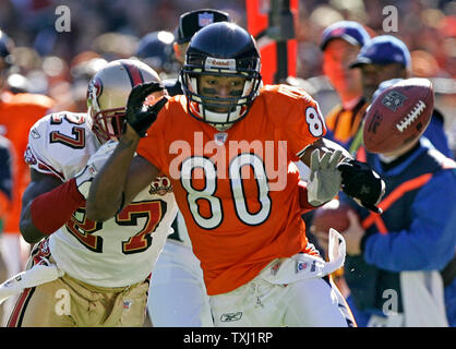 San Francisco 49ers cornerback Walt Harris (27) costringe Chicago Bears ricevitore Berian Bernard (80) a fumble la palla dopo un 13-cantiere reception e un primo verso il basso durante il secondo trimestre al Soldier Field di Chicago il 29 ottobre 2006. La parete è andato oltre i limiti e gli orsi trattenuto il possesso. La porta ha vinto 41-10. (UPI foto/Brian Kersey) Foto Stock