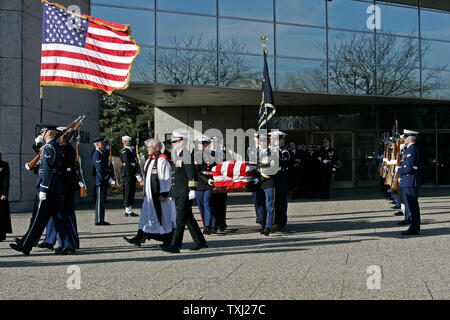 Un militare di guardia d'onore porta scrigno di 38th Presidente Gerald Ford come esso lascia il suo museo presidenziale per i servizi di pompe funebri in Grand Rapids, Michigan il 3 gennaio 2007. Ford di sepoltura per i motivi del museo si verificherà più tardi Mercoledì. (UPI foto/Brian Kersey) Foto Stock