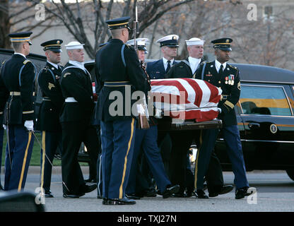 Un militare di guardia d'onore porta scrigno di 38th Presidente Gerald Ford al suo ultimo luogo di riposo per i motivi del suo museo presidenziale in Grand Rapids, Michigan il 3 gennaio 2007. (UPI foto/Brian Kersey) Foto Stock