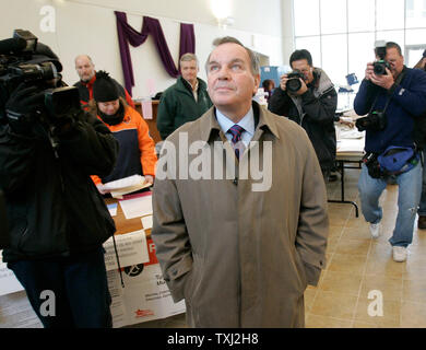 Il sindaco di Chicago Richard M. Daley sorge nella vecchia Santa Maria la Chiesa cattolica dopo la votazione nella città elezione in Chicago il 27 febbraio 2006. Daley è in esecuzione per il suo sesto mandato di sindaco e se eletti, Daley finiranno per servire più di suo padre Richard J. Daley, che ha servito come sindaco di Chicago dal 1955 fino alla sua morte nel 1976. (UPI foto/Brian Kersey) Foto Stock