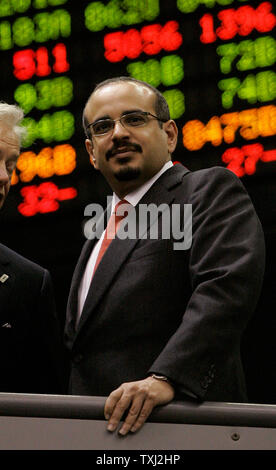 Il principe ereditario Shaikh Salman bin Hamad Bin Isa Al-Khalifa, del Bahrein, tour del pavimento del Chicago Mercantile Exchange su Marzo 5, 2007. (UPI foto/Brian Kersey) Foto Stock