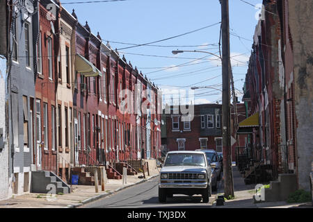 Townhomes adiacenti nella zona impoverita in Philadelphia, PA, Stati Uniti d'America Foto Stock