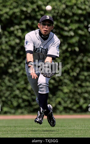 Seattle Mariners center fielder Ichiro Suzuki immersioni per un fly palla colpita da Chicago Cubs primo baseman Derrek Lee nella quinta inning a Wrigley Field a Chicago, 14 giugno 2007. Il Cubs ha sconfitto i marinai 5-4. (UPI foto/Mark Cowan) Foto Stock