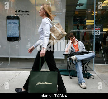 Tyler Tessmann, 19(R) è il primo in linea in attesa del rilascio di Apple Computer il nuovo iPhone in un Apple Store nel centro di Chicago, il 28 giugno 2007. Apple il nuovo prodotto sarà rilasciato a 6pm CST 29 giugno 2007 e la vendita al dettaglio per $499. (UPI foto/Brian Kersey) Foto Stock