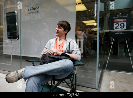 Tyler Tessmann, 19, è la prima e unica persona in linea di ventiquattro ore di anticipo in attesa del rilascio di Apple Computer il nuovo iPhone in un Apple Store nel centro di Chicago, il 28 giugno 2007. Apple il nuovo prodotto sarà rilasciato a 6pm CST 29 giugno 2007 e la vendita al dettaglio per $499. (UPI foto/Brian Kersey) Foto Stock