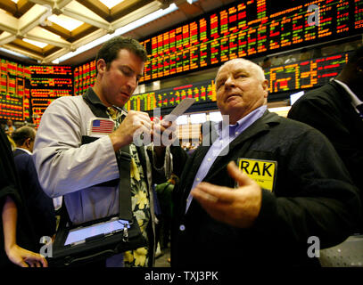 Gli operatori lavorano sul piano agricolo del Chicago Board of Trade building sul primo ufficiale di giorno di negoziazione della neonata Chicago Mercantile Exchange Group, il 13 luglio 2007. Il lunedì, azionisti presso il CBOT ha votato per accettare l'offerta di CME per unire i due scambi e creare possibilmente il più grande del mondo di scambio, il gruppo CME, in una trattativa valutati $11,9 miliardi. (UPI foto/Brian Kersey) Foto Stock