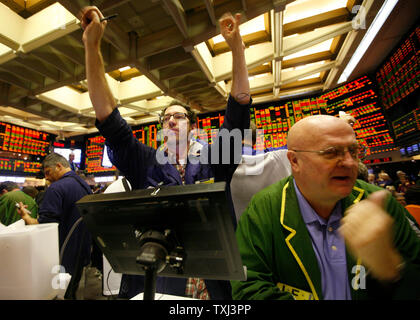 Gli operatori lavorano sul piano agricolo del Chicago Board of Trade building sul primo ufficiale di giorno di negoziazione della neonata Chicago Mercantile Exchange Group, il 13 luglio 2007. Il lunedì, azionisti presso il CBOT ha votato per accettare l'offerta di CME per unire i due scambi e creare possibilmente il più grande del mondo di scambio, il gruppo CME, in una trattativa valutati $11,9 miliardi. (UPI foto/Brian Kersey) Foto Stock