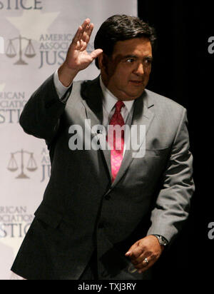Candidato presidenziale democratico New Mexico Gov. Bill Richardson onde come egli è introdotto prima di parlare a un forum del processo democratico di candidati presidenziali ospitata dalla Associazione americana per la giustizia a loro 2007 Convegno annuale di Chicago di Domenica, 15 luglio 2007. (UPI foto/Brian Kersey) Foto Stock