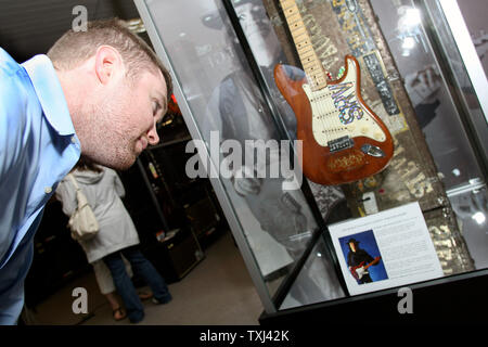 Una ventola guarda Stevie Ray Vaughan 'Lenny' a Guitar Center di Chicago il 26 luglio 2007. Anche sul display sono stati Eric Clapton 'Gibson 335' e 'Blackie'. Le tre chitarre erano mostrati al pubblico solo per la seconda volta dal centro di chitarra acquistati nel 2004 per oltre 2,4 milioni di dollari dal Clapton Crossroads Center asta di Christies a New York. (UPI foto/Joseph Oliver) Foto Stock