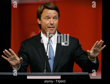 Candidato presidenziale democratico ed ex Senatore John Edwards parla durante un'AFL-CIO forum presidenziale a Soldier Field a Chicago il 7 agosto 2007. (UPI foto/Brian Kersey) Foto Stock