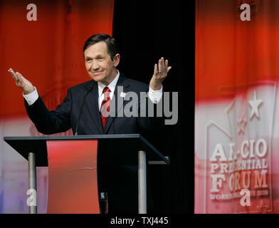 Candidato presidenziale democratico sost. Dennis Kucinich (D-Ohio) parla durante un'AFL-CIO forum presidenziale a Soldier Field a Chicago il 7 agosto 2007. (UPI foto/Brian Kersey) Foto Stock