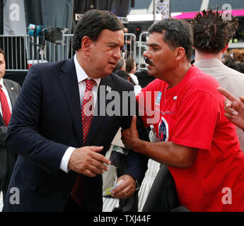 Candidato presidenziale democratico Gov. Bill Richardson (D-N.M.) (L) colloqui con Jose Guzman dopo un AFL-CIO forum presidenziale a Soldier Field a Chicago il 7 agosto 2007. (UPI foto/Brian Kersey) Foto Stock