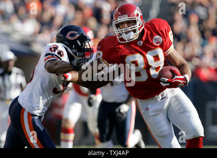 Kansas City Chiefs stretto-fine Tony Gonzalez (88) gira upfield contro Chicago Bears sicurezza Danieal Manning (38) dopo un 26-cantiere delle catture nel secondo trimestre al Soldier Field di Chicago il 16 settembre 2007. (UPI foto/Mark Cowan) Foto Stock