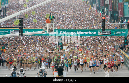 I corridori iniziano la LaSalle Bank Maratona di Chicago a Chicago il 7 ottobre 2007. (UPI foto/Brian Kersey) Foto Stock