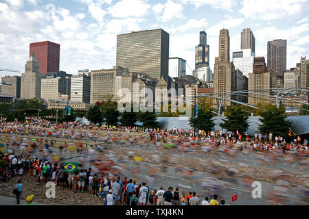 Guide di scorrimento a competere nel LaSalle Bank Maratona di Chicago a Chicago il 7 ottobre 2007. (UPI foto/Brian Kersey) Foto Stock