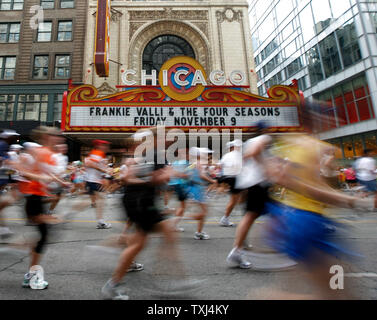 Guide di scorrimento a competere nel LaSalle Bank Maratona di Chicago a Chicago il 7 ottobre 2007. (UPI foto/Brian Kersey) Foto Stock