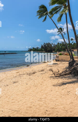 Spiaggia di sabbia nella baia di Waialua in North Shore Oahu, Hawaii Foto Stock