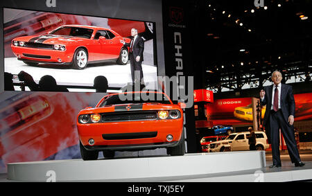 Chrysler Group LLC vice Presidente e Presidente Jim Stampa introduce il 2009 Dodge Challenger SRT come si fa il suo mondo premier del 2008 a Chicago Auto Show a Chicago il 6 febbraio 2008. (UPI foto/Brian Kersey) Foto Stock