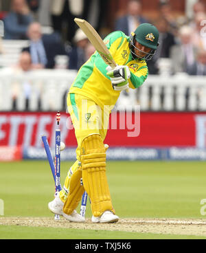 Australia Usman Khawaja è colpiti dall'Inghilterra del Ben Stokes durante l'ICC Cricket World Cup group stage corrispondono a Lord's, Londra. Foto Stock