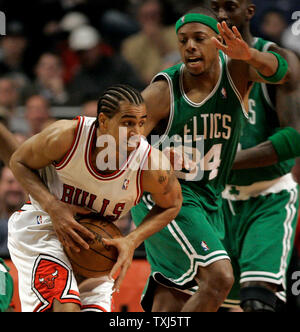 Chicago Bulls Thabo Sefolosha (L) unità su Boston Celtics Paul Pierce (34) durante il secondo trimestre a Chicago il 1 aprile 2008. I Celtics vinto 106-92. (UPI foto/Brian Kersey) Foto Stock