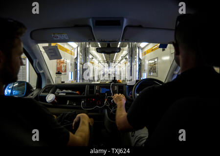 Un furgone aziona attraverso una navetta carro, Eurotunnel Le Shuttle, Folkestone a Calais, Gran Bretagna. Foto Stock