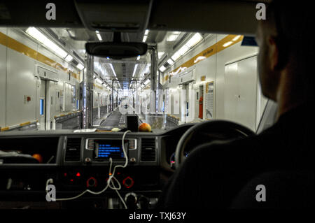 Un furgone aziona attraverso una navetta carro, Eurotunnel Le Shuttle, Folkestone a Calais, Gran Bretagna. Foto Stock