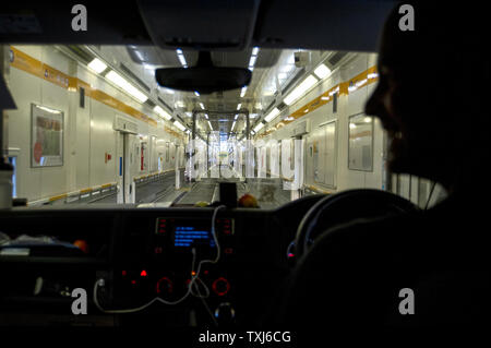 Un furgone aziona attraverso una navetta carro, Eurotunnel Le Shuttle, Folkestone a Calais, Gran Bretagna. Foto Stock