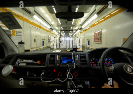 Un furgone aziona attraverso una navetta carro, Eurotunnel Le Shuttle, Folkestone a Calais, Gran Bretagna. Foto Stock