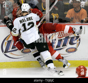 Pittsburgh Penguins winger di Ryan Malone (12) controlli ali rosse di Detroit Henrik Zetterberg di Svezia nei pannelli durante il terzo periodo di gioco 2 dei finali della Coppa di Stanley alla Joe Louis Arena di Detroit il 26 maggio 2008. Il Red Wings ha vinto 3-0. (UPI foto/Brian Kersey) Foto Stock