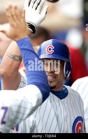 Chicago Cubs catcher Henry Blanco si congratula in panchina dopo aver colpito un due run home run nel settimo inning off del Colorado Rockies a Wrigley Field a Chicago il 30 maggio 2008. Il Cubs ha sconfitto il Rockies 10-9.(UPI foto/Mark Cowan) Foto Stock