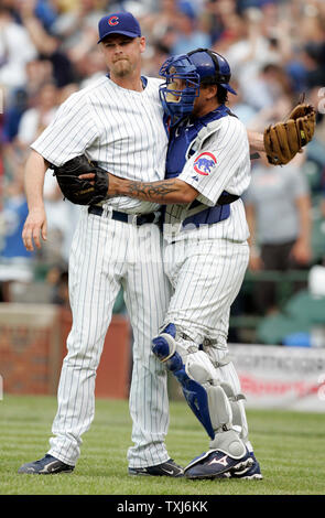 Chicago Cubs lanciatore Kerry Wood, a sinistra è congratulato da catcher Henry Blanco, a destra dopo la chiusura del nono inning per salvare contro il Colorado Rockies a Wrigley Field a Chicago il 30 maggio 2008. Il Cubs ha sconfitto il Rockies 10-9. (UPI foto/Mark Cowan) Foto Stock