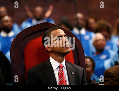 Elezioni presidenziali democratiche speranzoso Sen. Barack Obama chiude gli occhi come ascolta la musica durante i servizi presso la chiesa apostolica di Dio a Chicago il 15 giugno 2008. Obama ha discusso l'importanza della paternità nel suo discorso alla chiesa. (UPI foto/Brian Kersey) Foto Stock