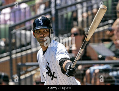 Chicago White Sox's Alexei Ramirez attende a bat durante la quinta inning contro i Rangers di Texas a Chicago il 23 luglio 2008. Il White Sox ha vinto 10-8. (UPI foto/Brian Kersey) Foto Stock