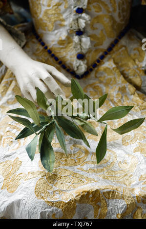 Manichino trattenere foglie indossando il costume di carta di Isabelle de Borchgrave Foto Stock