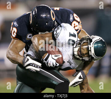 Chicago Bears safety Mike Brown affronta Philadelphia Eagles ricevitore DeSean Jackson (10) dopo un 3-cantiere reception durante il secondo trimestre il 28 settembre 2008 a Soldier Field di Chicago. (UPI foto/Brian Kersey) Foto Stock