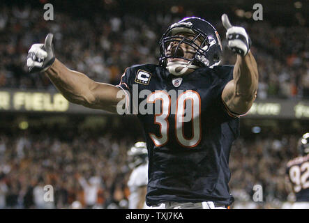 Chicago Bears safety Mike Brown celebra dopo la porta difesa arrestato il Philadelphia Eagles sul quarto e il traguardo al 1-linea di cantiere in ritardo nel quarto trimestre il 28 settembre 2008 a Soldier Field di Chicago. La porta ha vinto 24-20. (UPI foto/Brian Kersey) Foto Stock