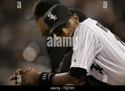 Chicago White Sox's Alexei Ramirez siede in panchina durante il secondo inning della American League divisione centrale dei playoff contro il Minnesota Twins su Settembre 30, 2008 a U.S. Cellular Field a Chicago. (UPI foto/Brian Kersey) Foto Stock