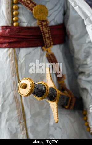 Spada di costume di carta di Isabelle de Borchgrave Foto Stock