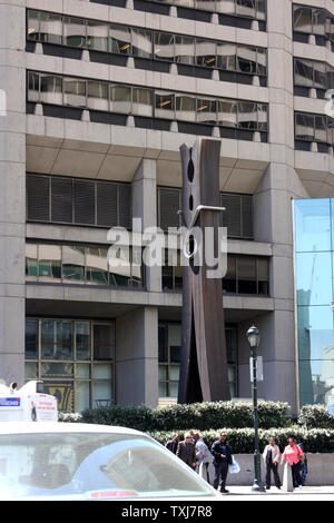 La scultura Clothespin nella piazza centrale, Philadelphia, PA, Stati Uniti d'America Foto Stock