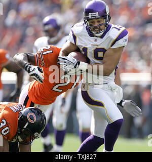 Minnesota Vikings wide receiver Bobby Wade è preso in giù da Chicago Bears safety Mike Brown (30) e cornerback Corey Graham (21) dopo un 15-cantiere reception durante il primo trimestre a Soldier Field su ottobre 19, 2008 a Chicago. (UPI foto/Brian Kersey) Foto Stock