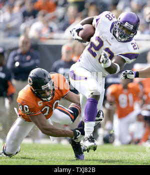 Minnesota Vikings running back Adrian Peterson (28) viene affrontato da Chicago Bears safety Mike Brown dopo un 9-cantiere correre per un primo verso il basso durante il primo trimestre a Soldier Field su ottobre 19, 2008 a Chicago. (UPI foto/Brian Kersey) Foto Stock