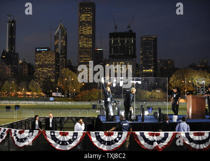 Con lo skyline della città in background, anticipo personale per il candidato presidenziale democratico Barack Obama pulire il vetro a prova di proiettile sul palcoscenico dove egli parlerà (R) più tardi nella serata di Grant Park a Chicago il 4 novembre 2008. (UPI foto/Pat Benic) Foto Stock