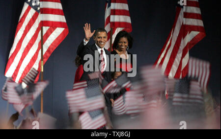 Candidato presidenziale democratica Barack Obama passeggiate sul palco con sua moglie Michelle prima di dare la sua vittoria presidenziale di parlato ad una massiccia manifestazione esterna di Grant Park a Chicago il 4 novembre 2008. Obama ha parlato poco dopo il candidato repubblicano John McCain (R-AZ) ha dato il suo discorso di concessione. (UPI foto/Mark Cowan) Foto Stock