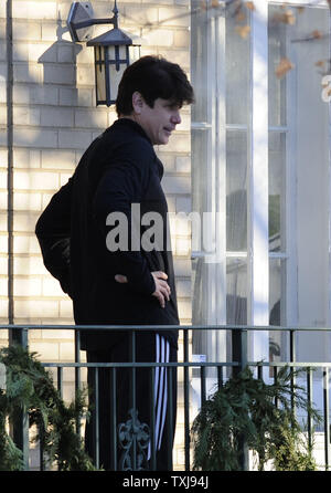 Illinois Gov. Rod Blagojevich guarda al di fuori della sua casa sul dicembre 12, 2008 a Chicago. Il presidente eletto Barack Obama ha invitato Blagojevich a rassegnare le dimissioni dopo che il governatore era stato arrestato martedì con l accusa di aver tentato di vendere il Senato sedile lasciato libero da Obama per il denaro e favori e altre cariche di corruzione. (UPI foto/David banche). Foto Stock